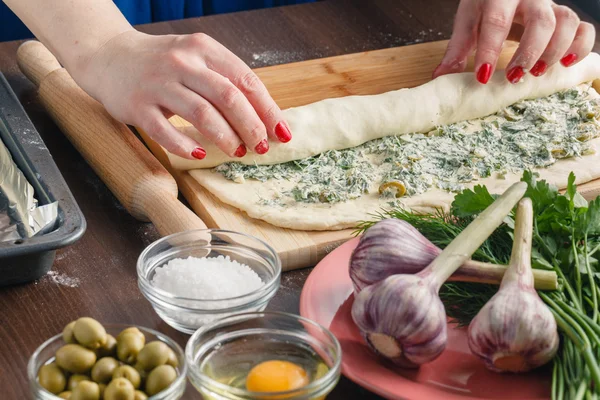 Sarımsak otlar ile ekmek yapma