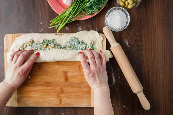 Elaboración de pan ciabatta con ajo, aceitunas mediterráneas —  Fotos de Stock