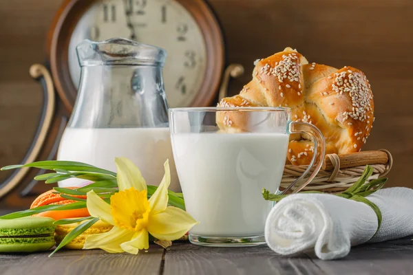 봄 꽃과 신선한 우유와 함께 아침 식사 — 스톡 사진