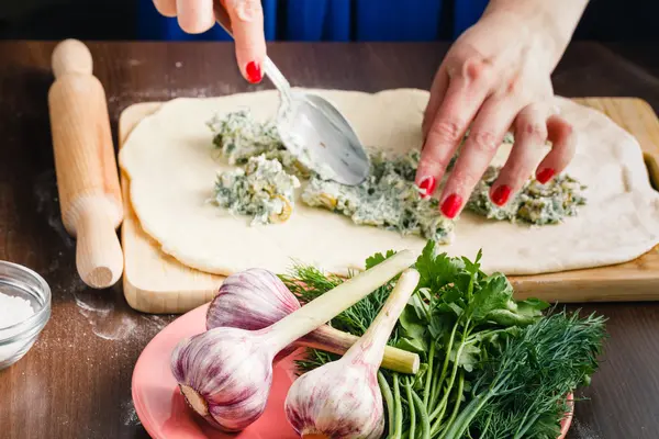 Zeytin ve sarımsak ile dolması Fransız ekmeği