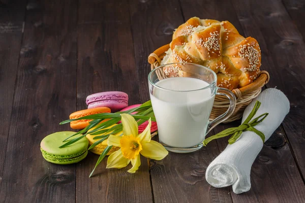 Leite com pastelaria e primavera flor amarela na mesa — Fotografia de Stock