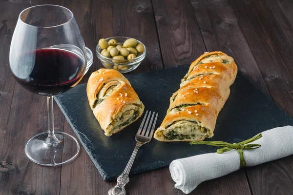 kırmızı şarap ve kayrak plaka üzerinde dolması Fransız ekmeği