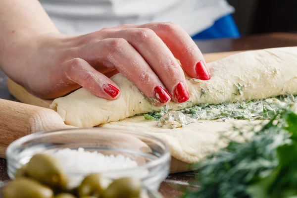 Elaboración de pan ciabatta con ajo, aceitunas mediterráneas —  Fotos de Stock