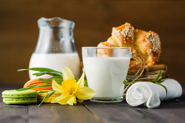 Mjölk glas med vårblomma — Stockfoto