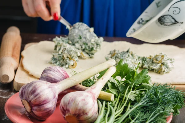 Zeytin ve sarımsak ile dolması Fransız ekmeği