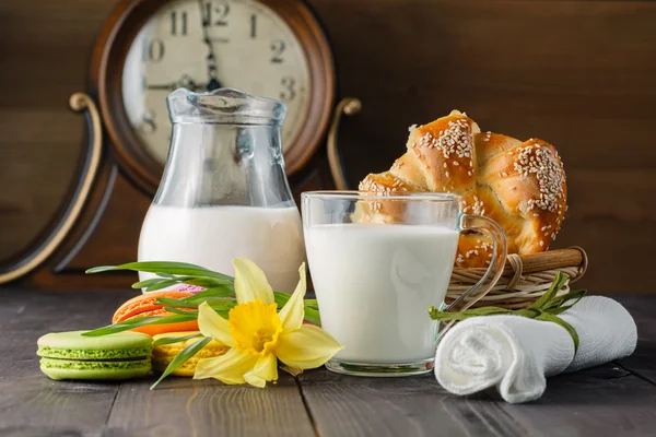 Frukost med vårblommor och färsk mjölk — Stockfoto