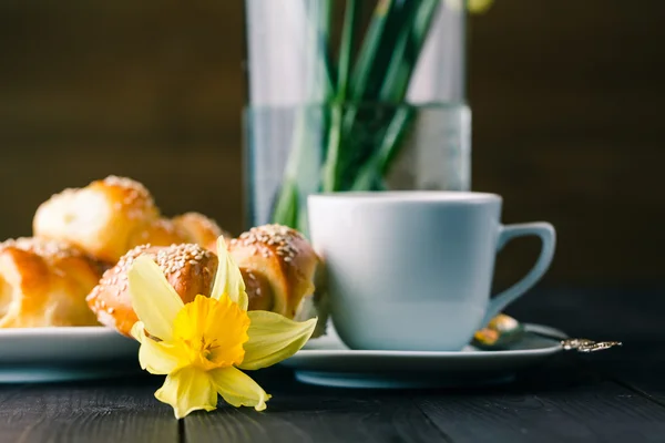 Colazione primaverile con pasticceria e fiori primaverili — Foto Stock