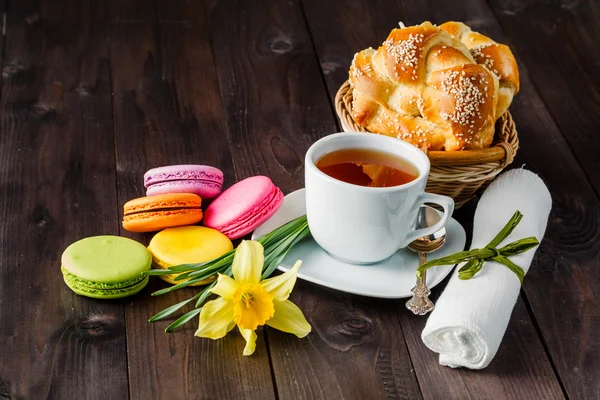 Frisches Gebäck mit gelber Frühlingsblume — Stockfoto