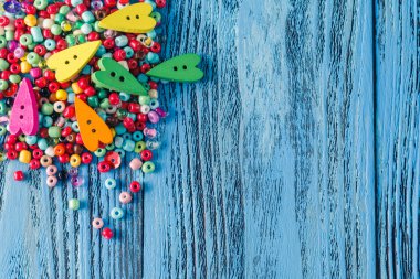 farklı renkli boncuklar ahşap tablo