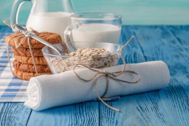 Ahşap masa üzerinde sağlıklı organik ürünlerle tablo