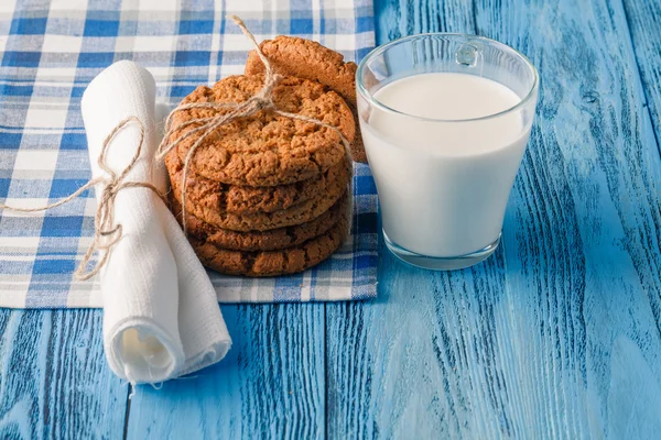 Petit déjeuner sain minimum avec avoine et verre de lait — Photo