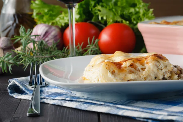 Mediterranes Abendessen mit Lasagne — Stockfoto