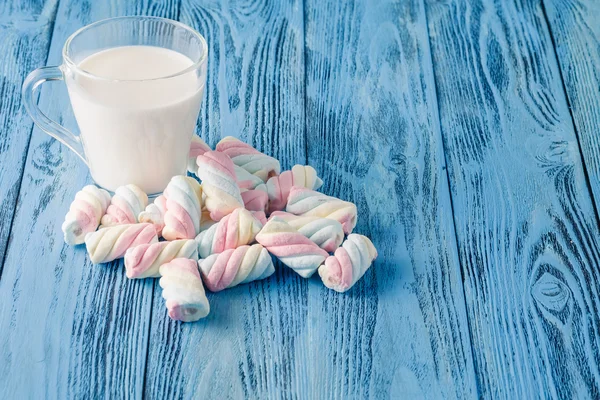 Ekologisk hälsosam mat med mjölk och marshmallow — Stockfoto