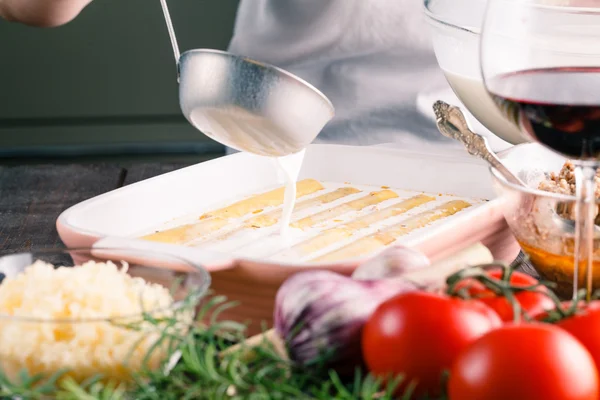 Woman make cannelloni with cheese — Stock Photo, Image