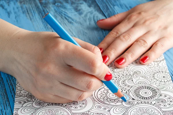 Livres de coloriage pour adultes crayons de couleur tendance anti-stress — Photo