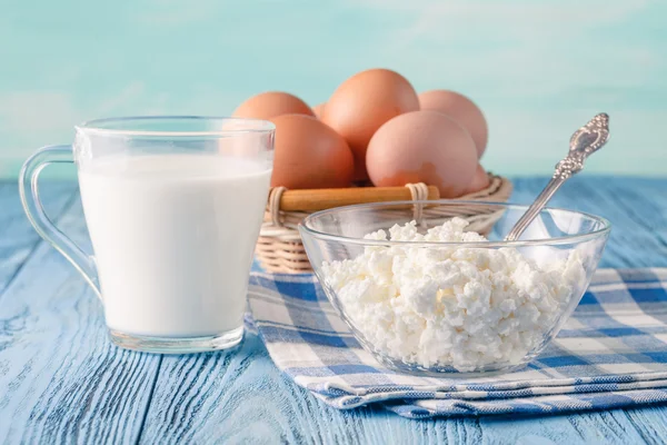 Gezonde natuurvoeding, kwark op tafel — Stockfoto