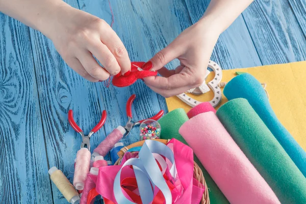 Vrouwen naait met de hand en maken handgemaakte hart — Stockfoto