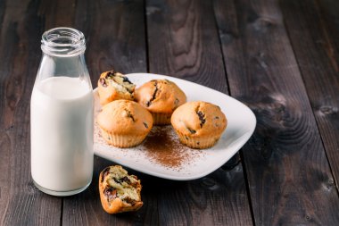 Pasta ve süt şişe ile Servis Kahvaltı