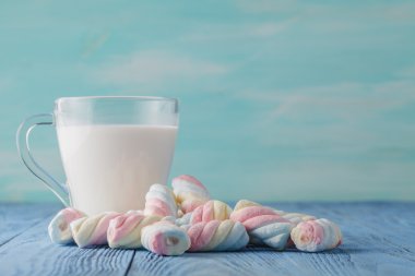 Süt ve bükülmüş hatmi