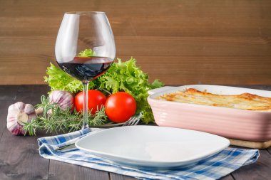 Taze lazanya masada malzemelerle hazırlanmış