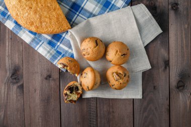 Ahşap masa üzerinde taze yedeklenmiş muffins