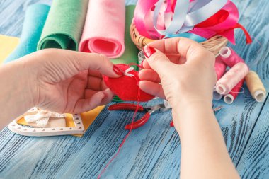 El dikiş nesnelerle mavi ahşap masa