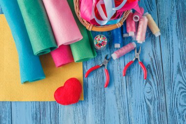 Yaratıcı çalışma alanı. Ev yapımı kadın eğlence kavramı. Üstten Görünüm