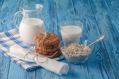 yulaflı kurabiye ve süt