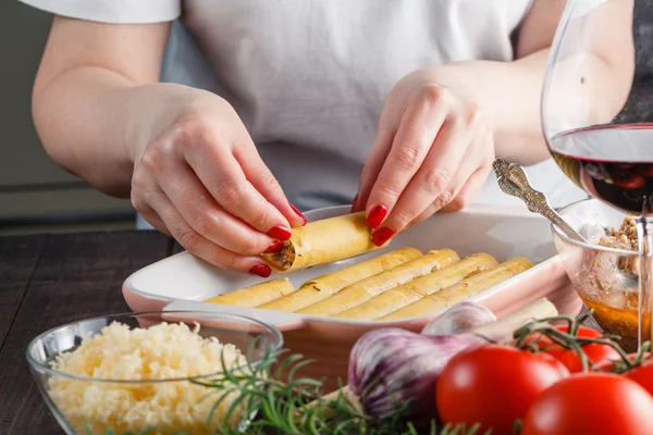 Mujer haciendo canelones — Foto de Stock