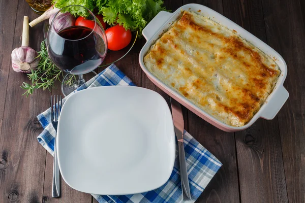 Frisch zubereitete Lasagne mit Zutaten auf dem Tisch — Stockfoto