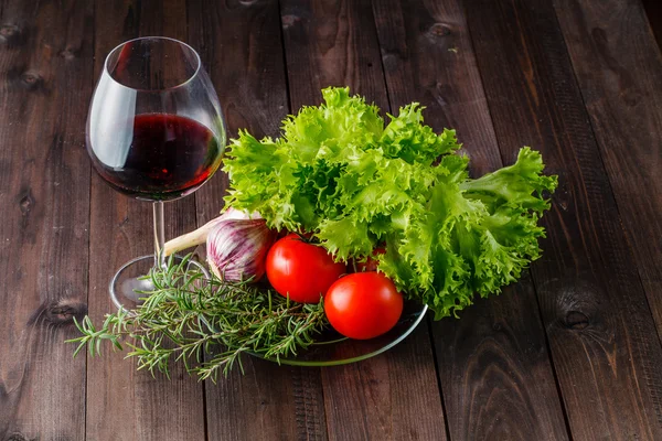 Salade ingrediënten op tafel — Stockfoto