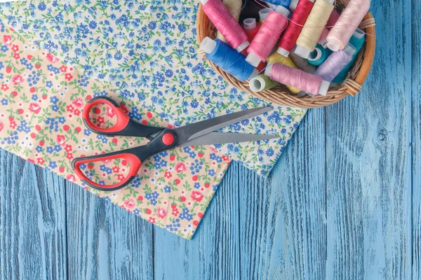 Багатобарвні швейні нитки на дерев'яному фоні — стокове фото