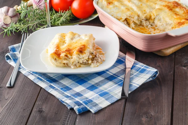 Lasaña con copa de vino —  Fotos de Stock