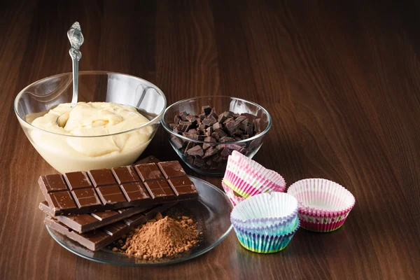 Ингредиенты кексов на столе — стоковое фото