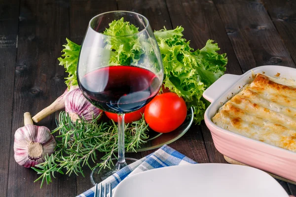Frisch zubereitete Lasagne mit Zutaten auf dem Tisch — Stockfoto