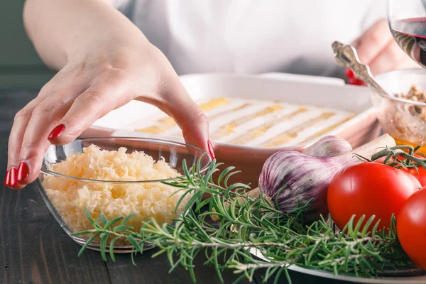 Vrouw maken Canneloni met kaas — Stockfoto