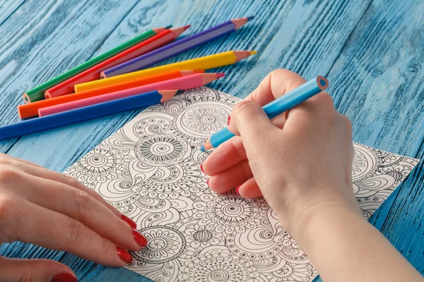 Livres de coloriage pour adultes crayons de couleur tendance anti-stress. Hobbi — Photo