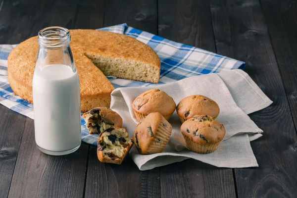 Petit déjeuner pour enfants witj muffins et lait — Photo