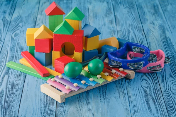 Kreatives Kinderspielzeug. Musikinstrumente auf blauem Holzgrund — Stockfoto