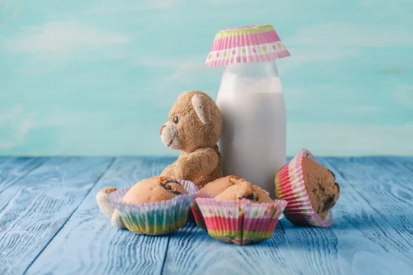 아이 아침 우유와 머핀 — 스톡 사진
