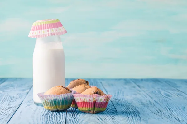 Bouteille vintage simple remplie de lait frais sur table en bois bleu — Photo