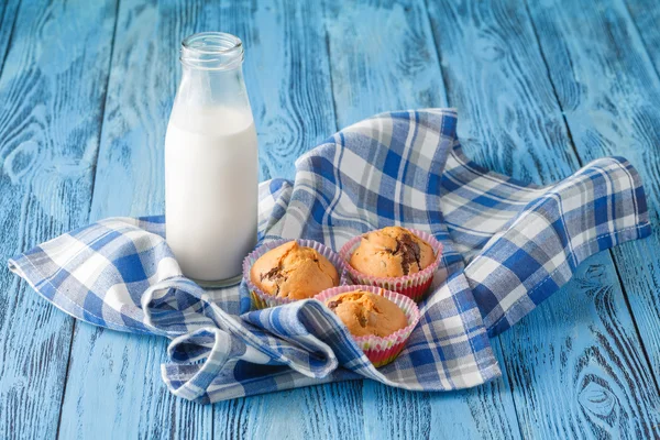 Petit déjeuner avec muffins et lait — Photo