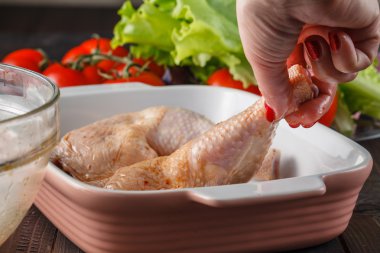 çiğ tavuk budu ve mutfak tahta üzerinde Marine sosu malzemeler