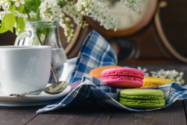 kahve macaroons çiçekler bir tablo ile up