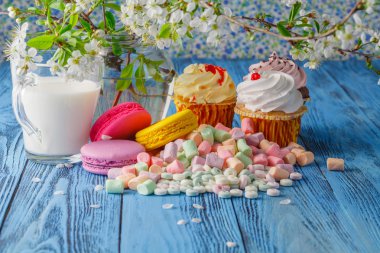 Kek ve kurabiye, hatmi masada