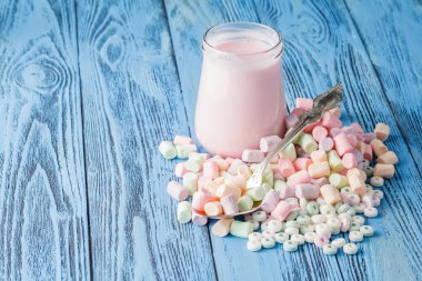 Şeker bir yığın mavi bir yüzey üzerinde pastel renkli