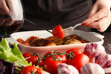 Kadın olsun kavrulmuş tavuk kaseden