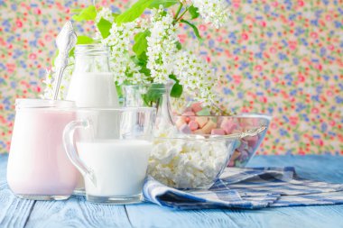 Bir cam kavanoza renkli şekerleme