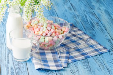 Kupa, süt. Şekerleme ve tatlılar