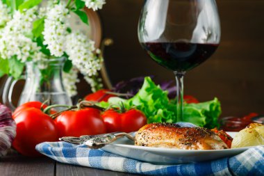 Kızarmış tavuk budu ve sebze.